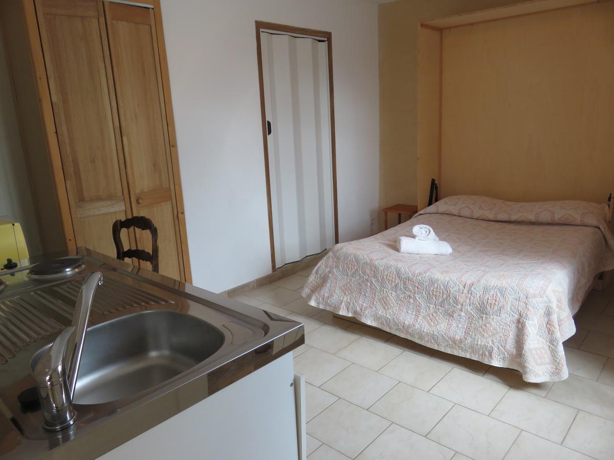 Cafe De La Place Gite & Chambres D'Hotes "Lou Pastre" Lanuéjols 외부 사진
